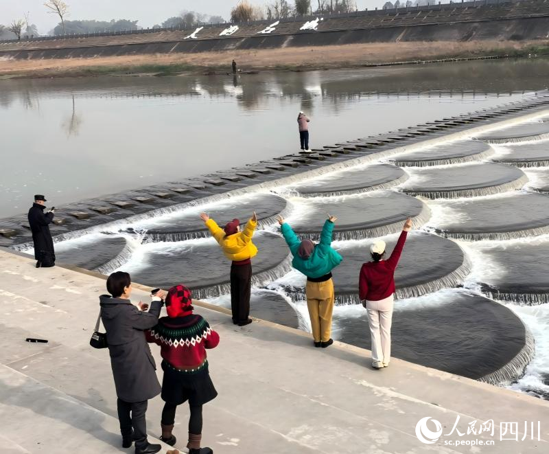 游客在“魚鱗堰”打卡拍照。人民網 袁曼倪攝