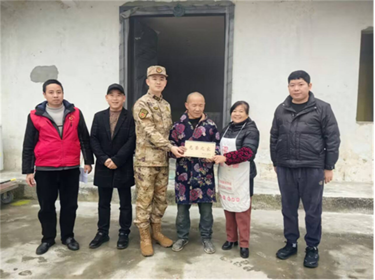 部站同挂光荣牌。富顺县退役军人事务局供图