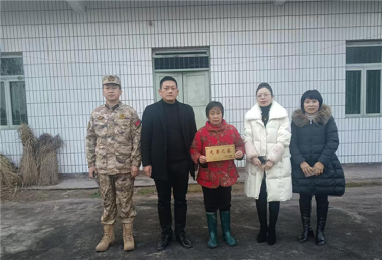 部站同挂光荣牌。富顺县退役军人事务局供图