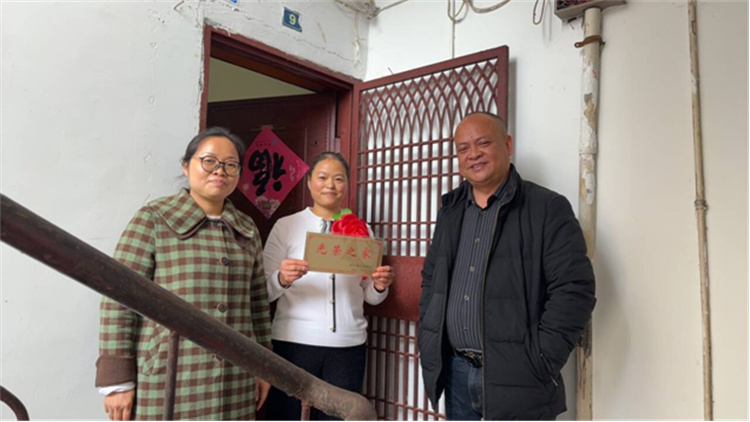 部站同挂光荣牌。富顺县退役军人事务局供图