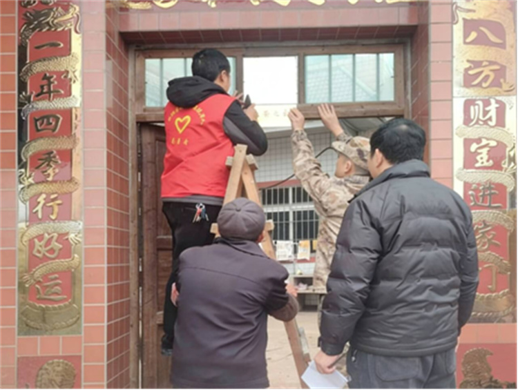 部站同挂光荣牌。富顺县退役军人事务局供图