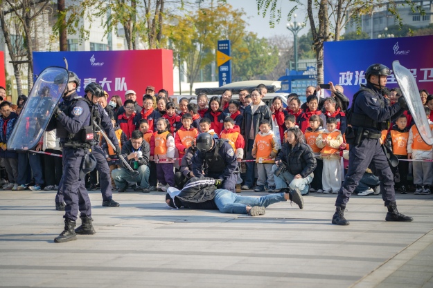 现场开展反恐排爆科目展演。新都公安供图