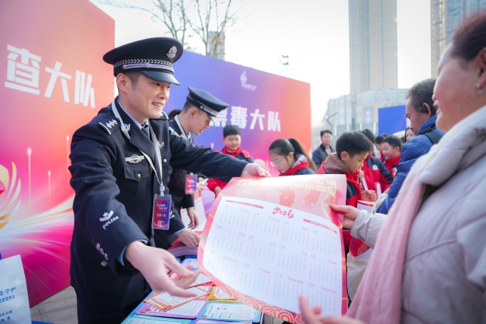 民警向现场群众开展警务知识宣讲。新都公安供图