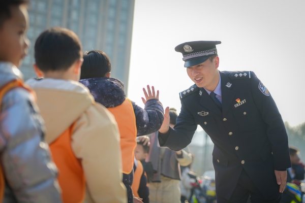 民警和现场小朋友互动。新都公安供图
