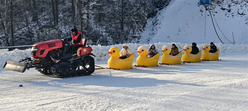 游客在月坝景区玩雪。戚源摄