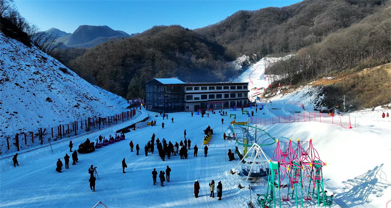 月坝滑雪场的游客。陈平摄