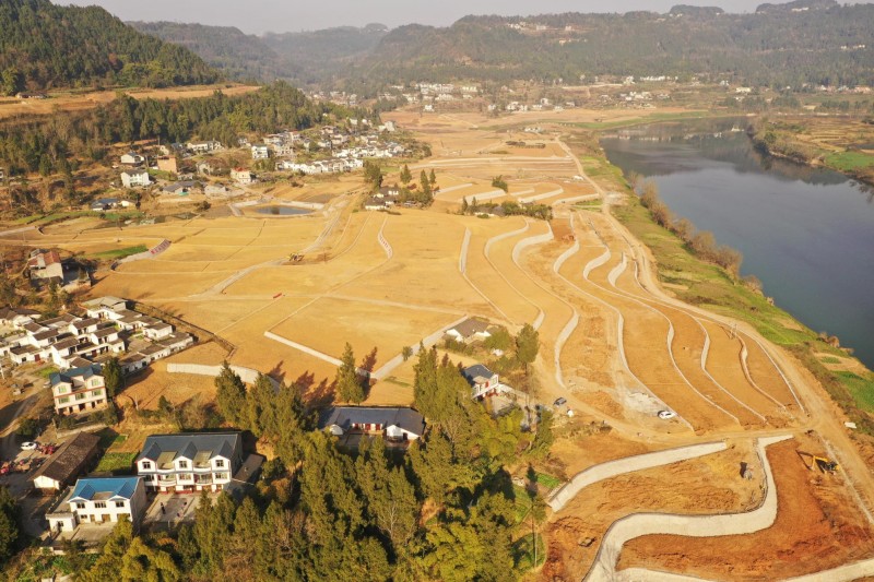 民主村A片区治理后：田面平整宽阔，田间沟渠道路阡陌纵横，支持农业现代化发展。巴中市巴州区水利局供图