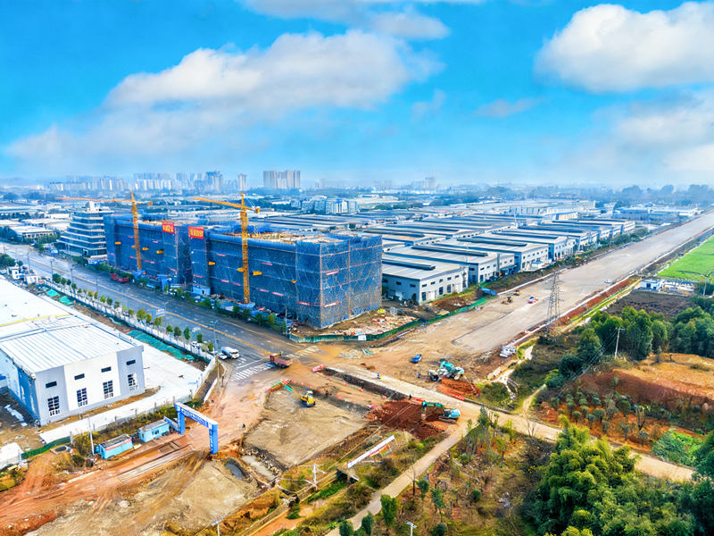 空中视野下的施工现场。古良驹摄