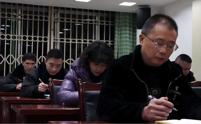 “职工夜校”学员参加中级经济师知识小测。陈波供图