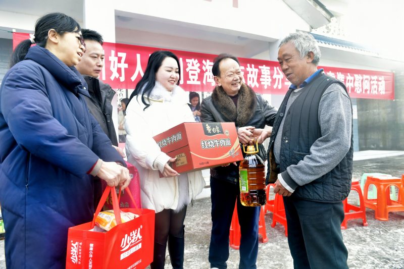 刘登海与爱心人士慰问贫困群众。杨东摄