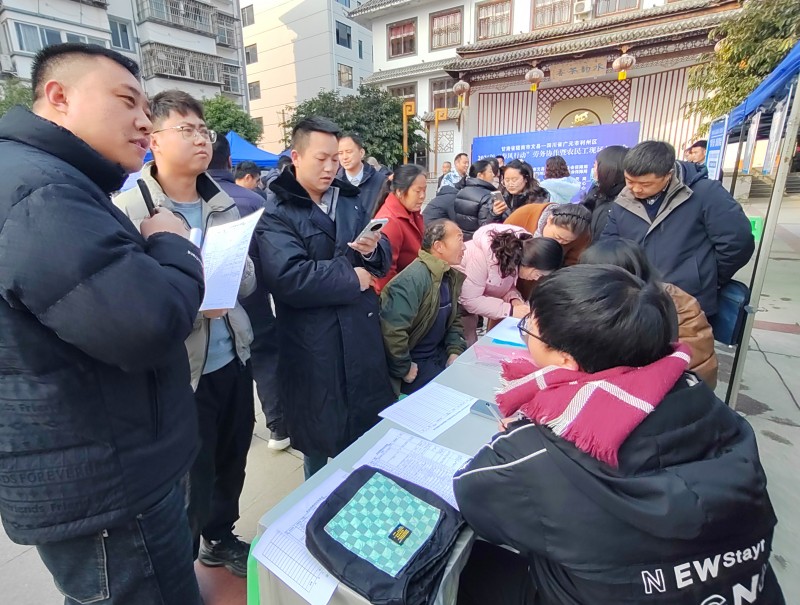 求职者了解用人单位信息。赵伟元供图