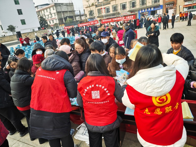 市民排队领取宣传资料。曾媛供图