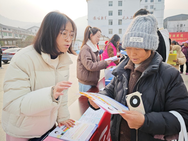 向市民介绍科技知识宣传。曾媛供图