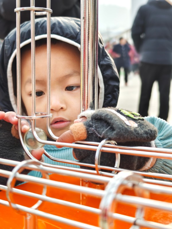 一位小朋友正在观察动力实验。曾媛供图