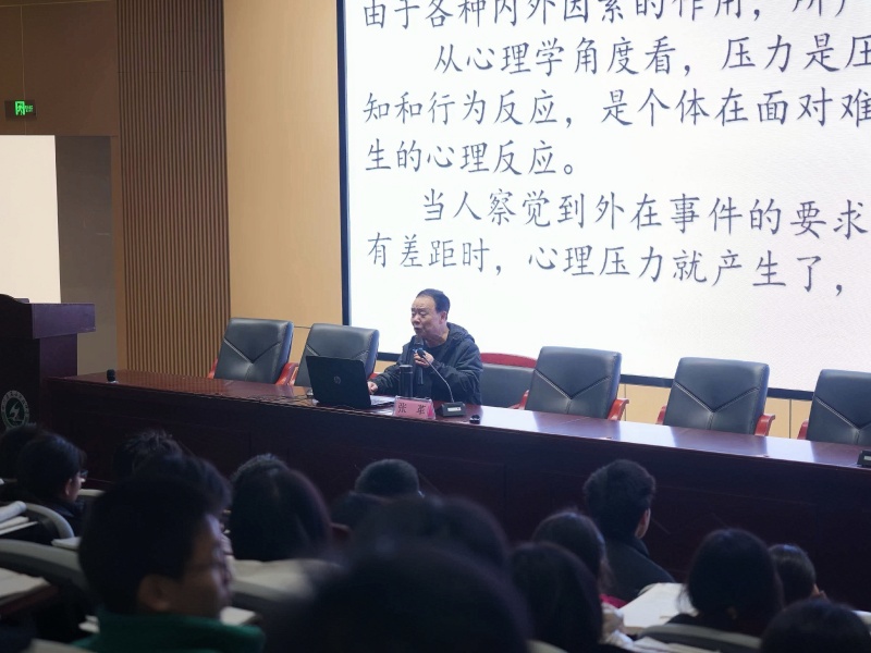 张革到学校开展宣讲。安岳县关工委供图