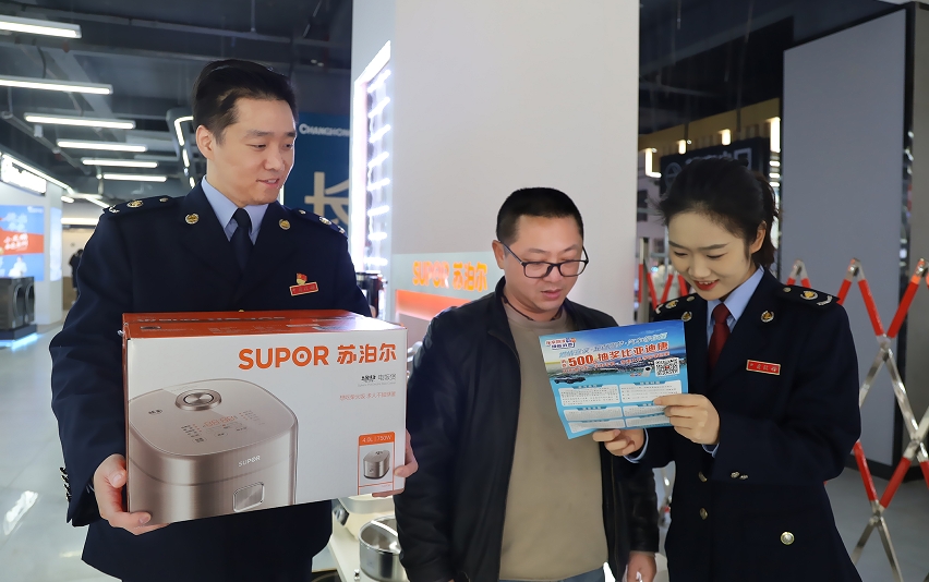 税务干部向群众宣传发票摇奖活动。达州市税务局供图