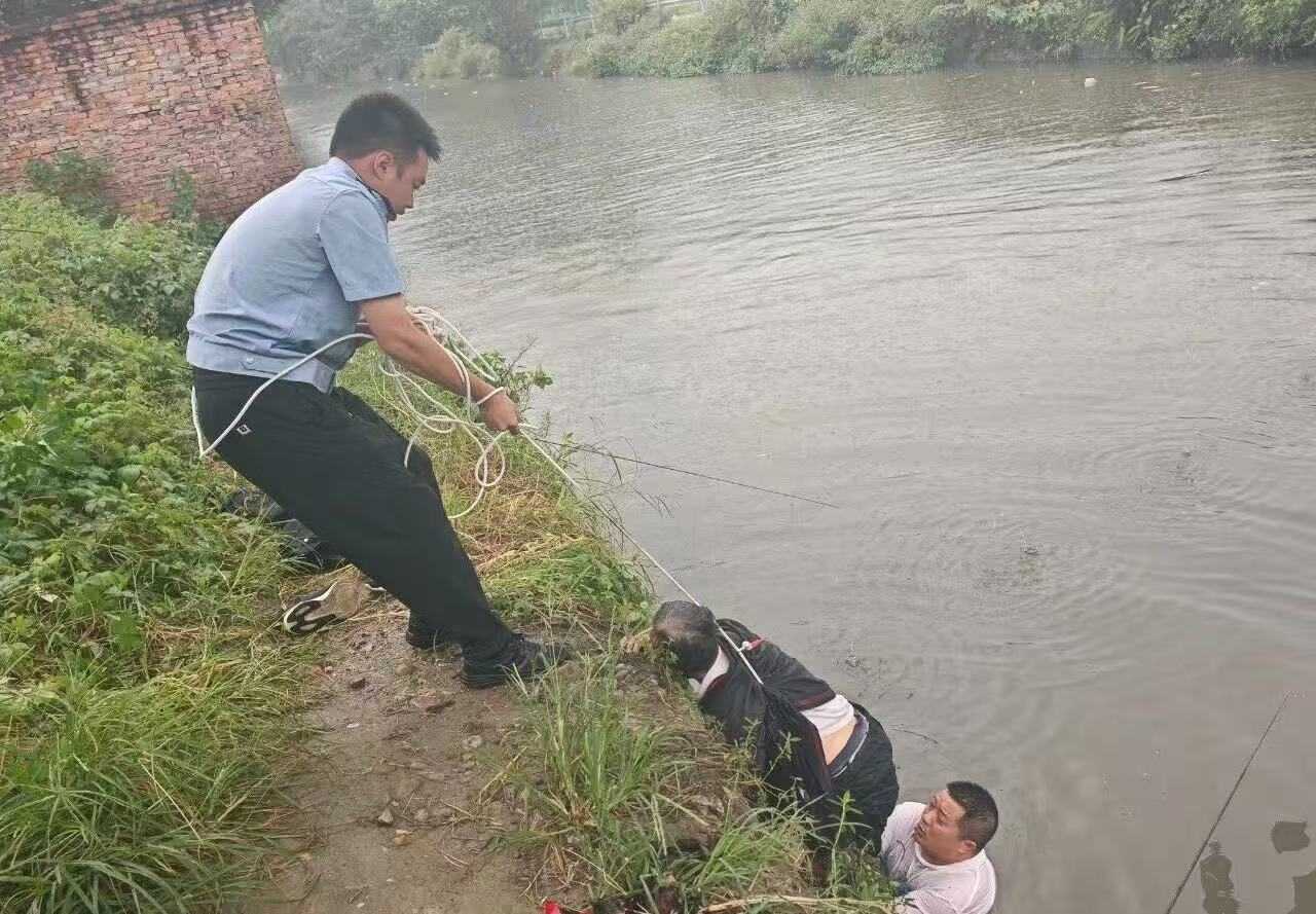 巡逻员韩泷宇救人现场。永定村村委供图