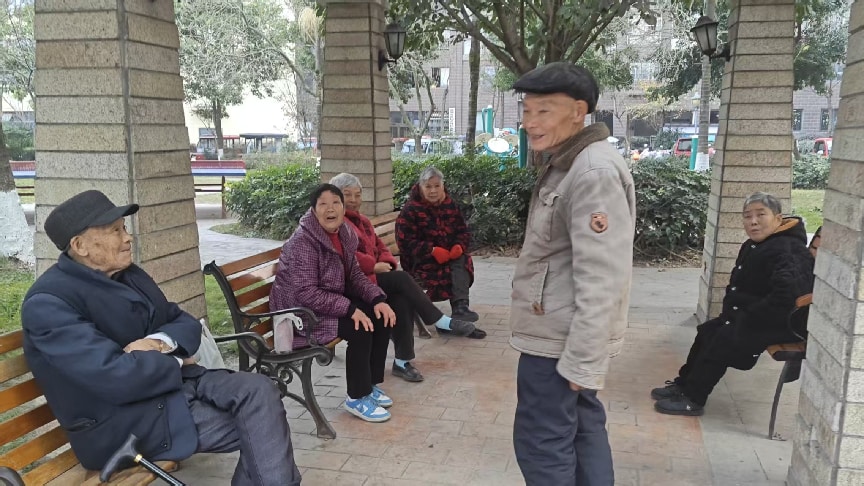 邻居们为刘大爷点赞。王丹丹摄