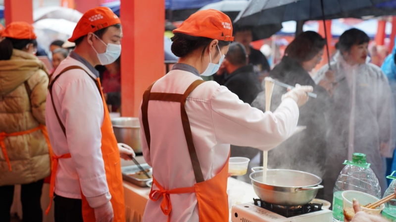 “达县米线”厨王争霸赛决赛上，选手们正在紧张比赛。达川区商务局供图