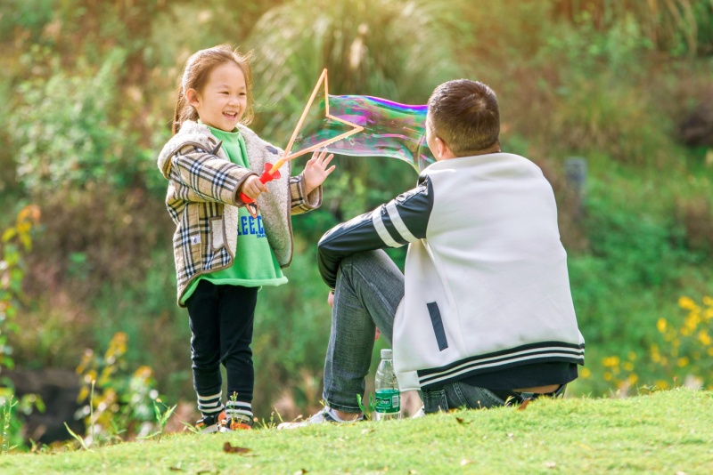 市民在公园城市里休闲、娱乐。简阳市融媒体中心供图