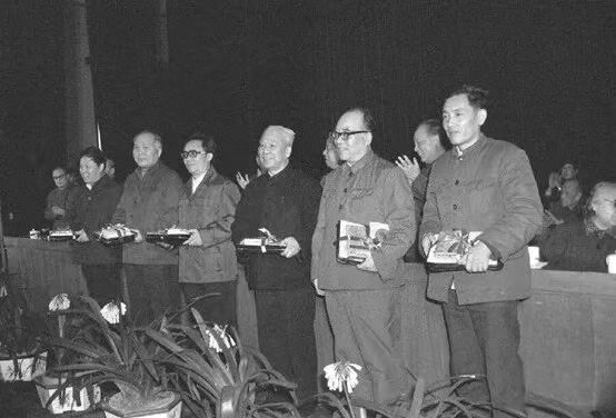 首届茅盾文学奖上的周克芹（右一）简阳融媒体中心供图
