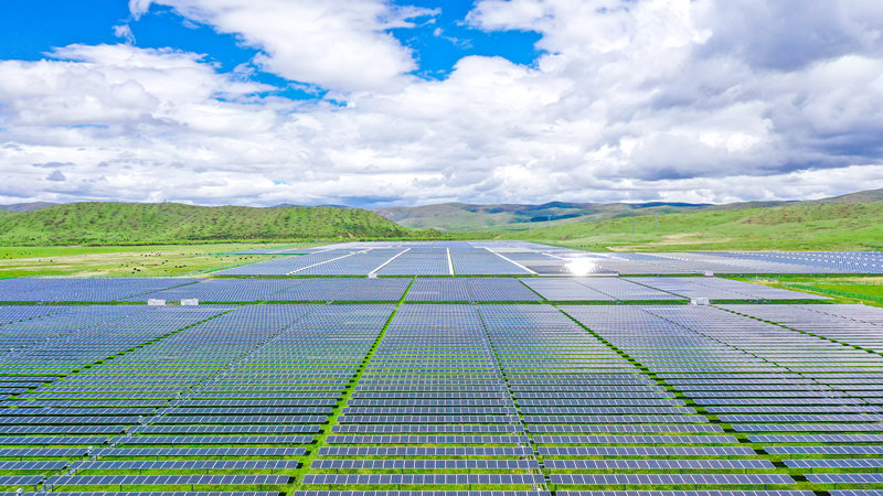 四川阿坝藏族羌族自治州红原县花海光伏电站航拍画面。严易程摄