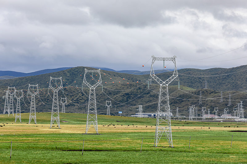 四川阿坝藏族羌族自治州红原至色尔古220千伏线路畅通运行，有效保障了红原县雅克、洛尔龙等光伏电站的清洁电力安全稳定送出。严易程摄