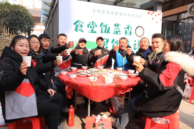 热闹开席。荣县融媒供图