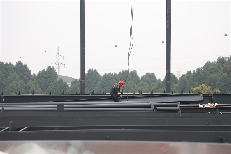 工作人员正在进行器材装吊。翠屏区融媒体中心供图