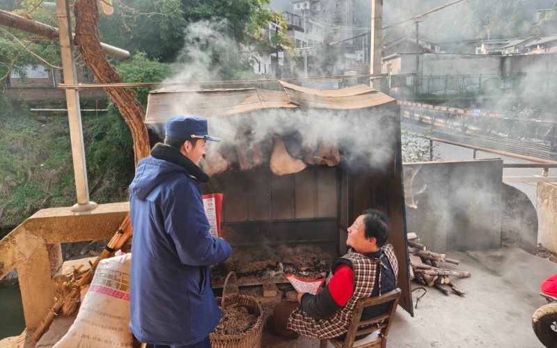 消防宣傳員走進農村開展面對面宣傳工作。巴中消防供圖