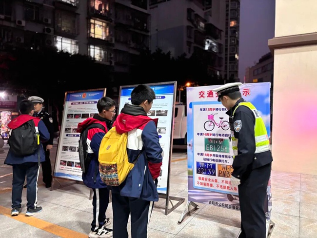 资阳公安交警护学勤务现场。资阳市公安局供图