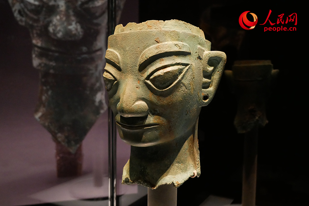 青铜人头像。人民网记者 韦衍行摄