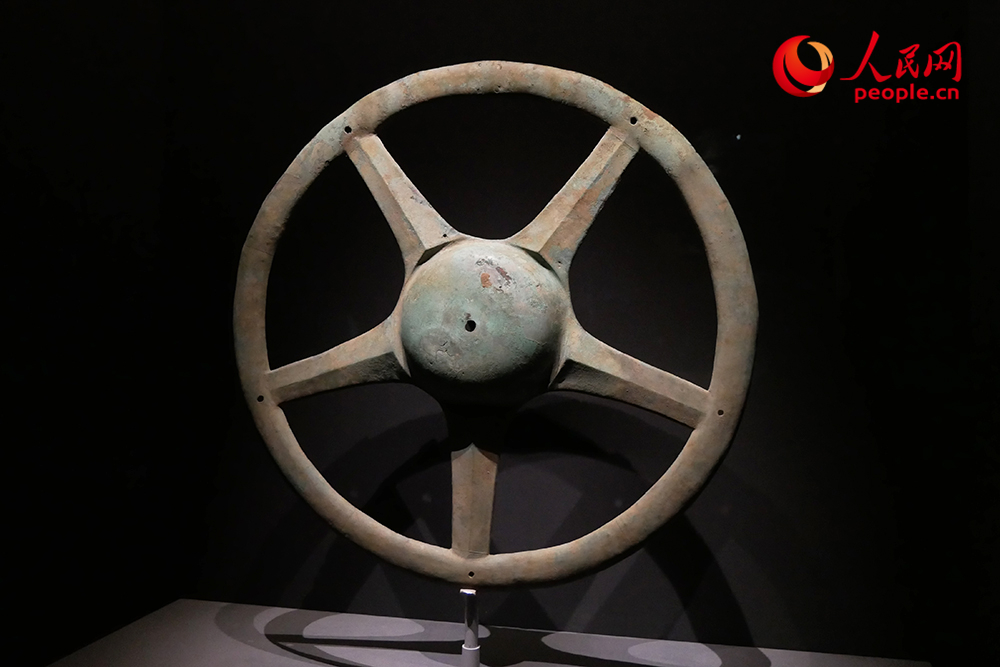 太阳形青铜器。人民网记者 韦衍行摄