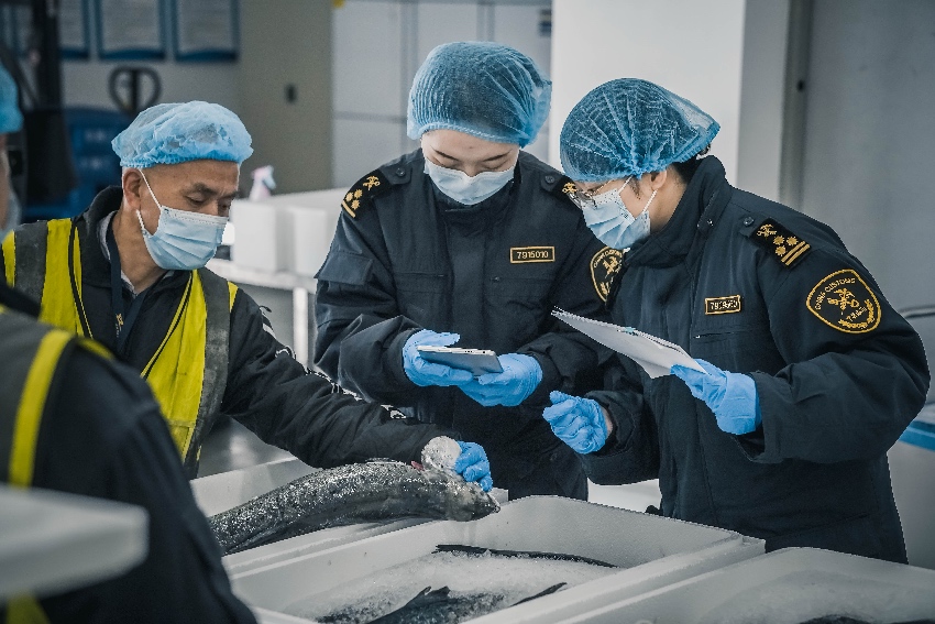 海关关员查验出口跨境电商货物。成都海关供图