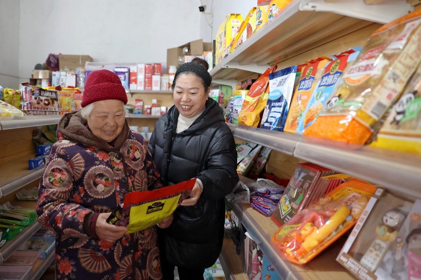 鲜彬为老年群体介绍“适老产品”。杨千依供图