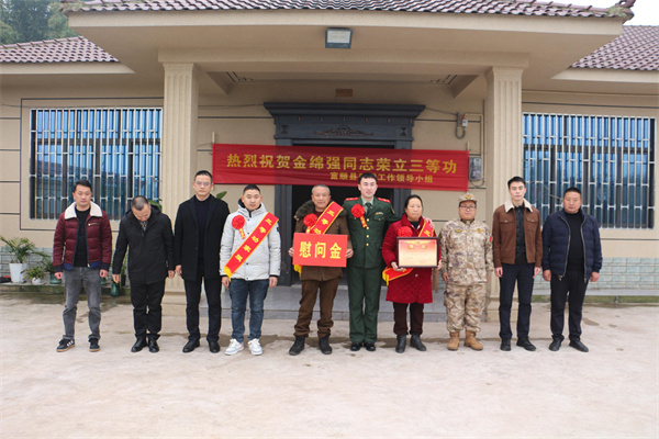 送喜报。富顺县退役军人事务局供图