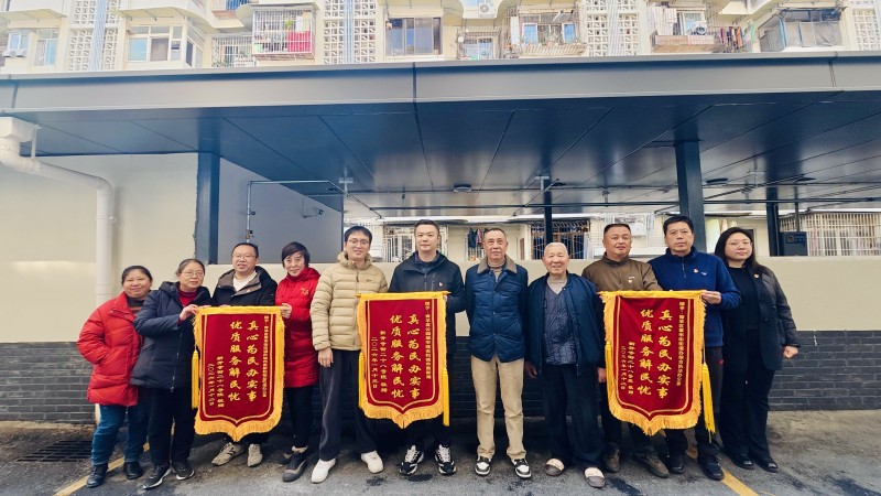 市民送来锦旗。张静供图