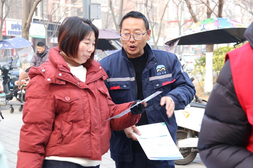 工作人员正在向群众宣讲用水知识。主办方供图