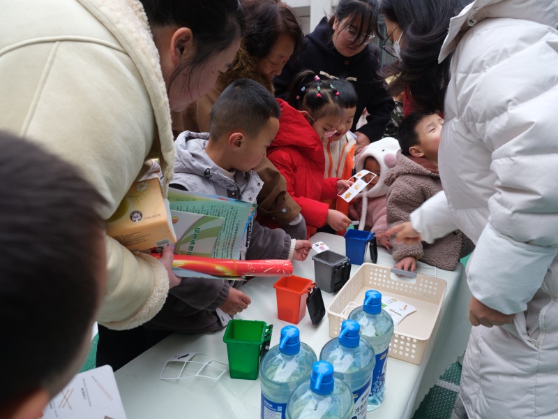 大家在互动体验中学习文明知识。钟卫东供图