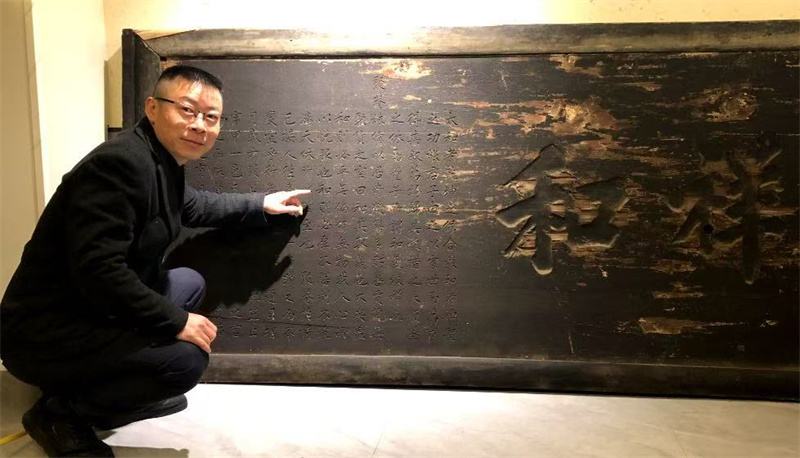 翟志刚与古代建筑。昭化区融媒体中心供图