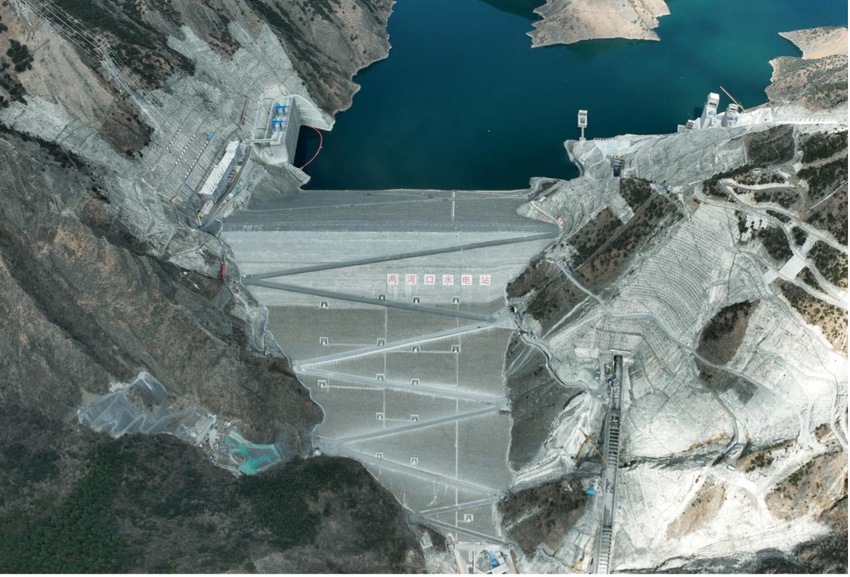 远眺雅砻江两河口水电站大坝。雅江县委宣传部供图