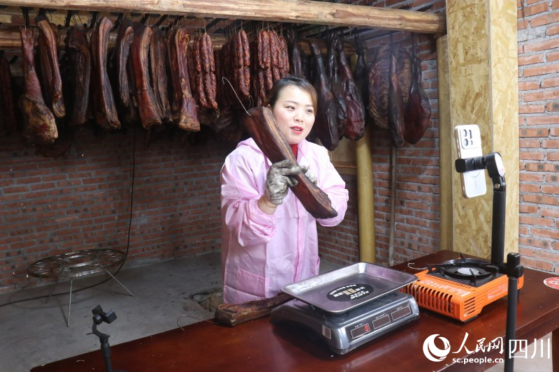 李渠龙直播售卖腊肉。王彦力摄