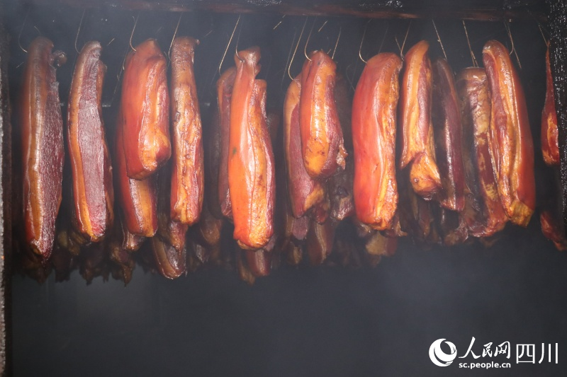正在熏烤的腊肉。王彦力摄