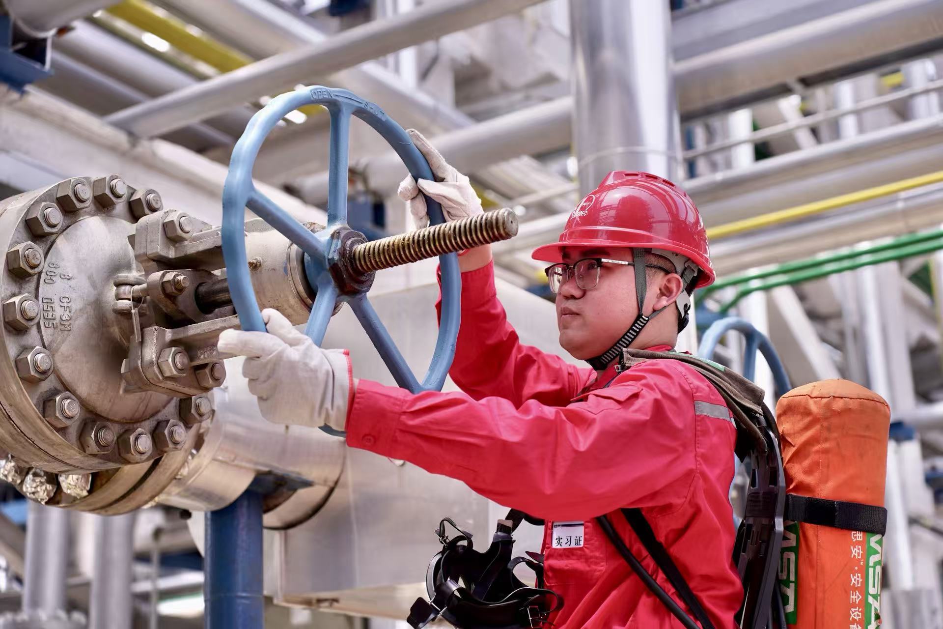 新深101平台员工操作设备阀门。薛凡铃摄