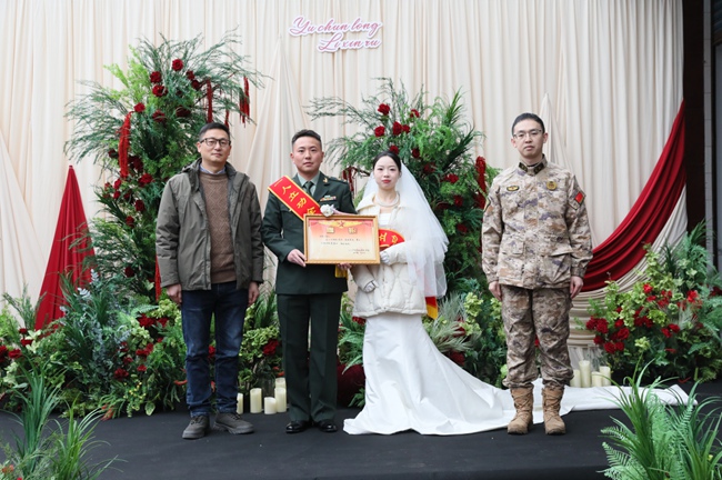 军地领导为军人军属颁发立功喜报。自贡退役军人事务局供图