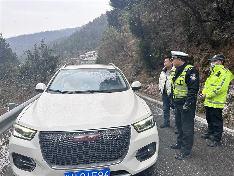 交警提醒司机行车安全。刘婷供图