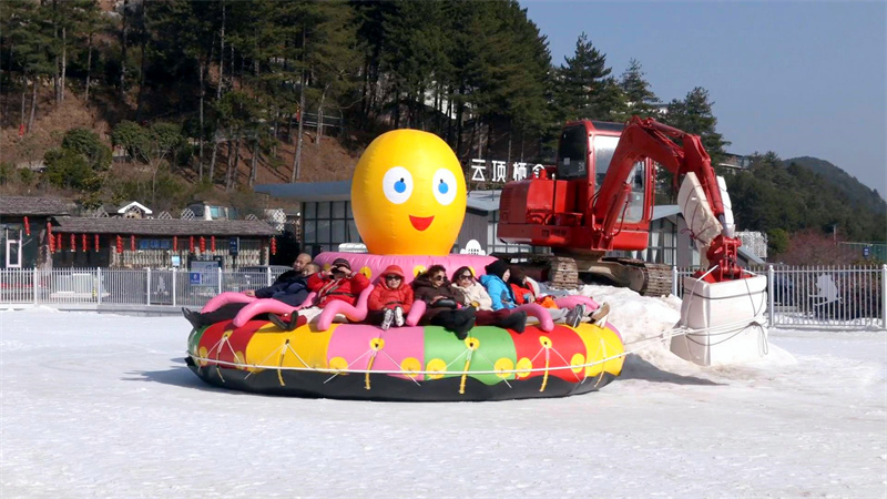 雪场戏雪项目“雪地八爪鱼”。朝天区融媒体中心供图