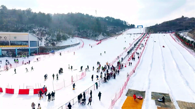 游客相聚曾家山滑雪场游玩。朝天区融媒体中心供图