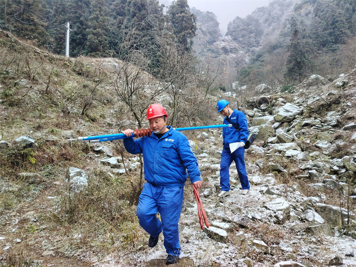 保电人员对山区重点线路开展专项巡查。国网成都供电公司供图
