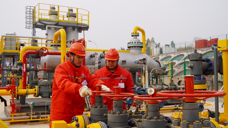 为资页6井站员工操作生产流程。任祎寒摄